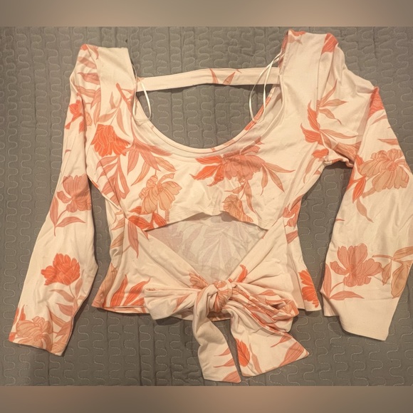 NWT Guess Top - Picture 2 of 3